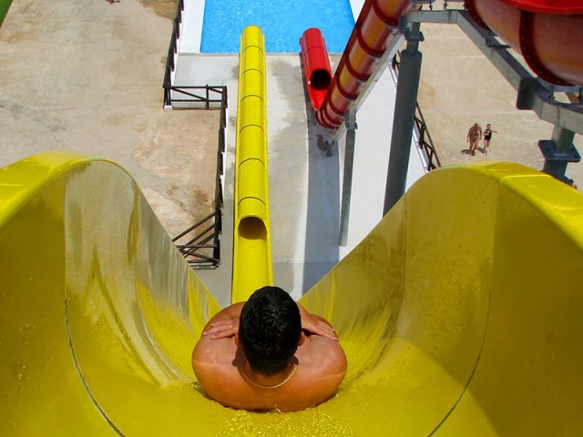 Resbalando por el tobogan amarillo